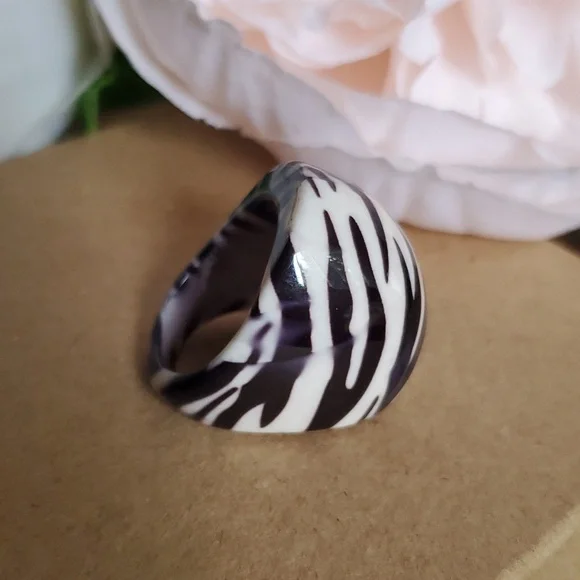 Vintage Bold Zebra Lucite Ring - Picture 5 of 7